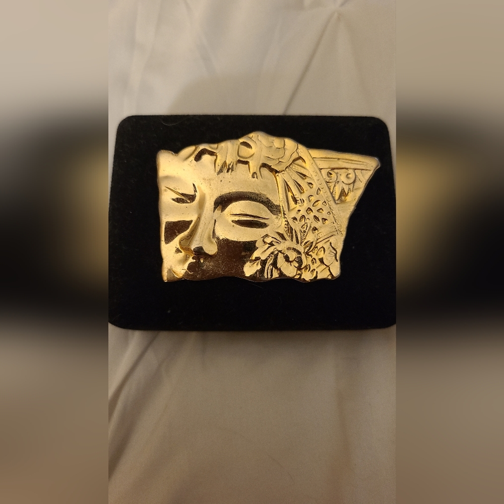 Contemporary face pin